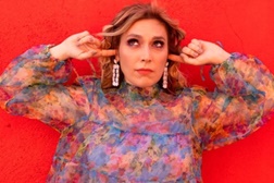 Ana Bacalhau apresenta hoje o seu novo single “Orelhas Moucas”