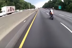 Motards provocam polícia com acrobacias a alta velocidade numa auto-estrada