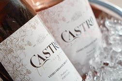 Chegou a Castro Wines, a nova marca nacional de vinhos frisantes - Revigorante, elegante e autêntica em um clássico branco ou o rosé ligeiramente frutado
