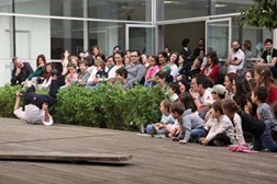 Há festa na praça da Plataforma das Artes de Guimarães
