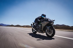 Kawasaki Ninja H2 sobrealimentada continua disponível em 2027 e com várias melhorias