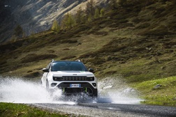 Jeep® Avenger alcança as 100.000 encomendas - Agora com a nova versão e-Hybrid e uma futura versão 4xe