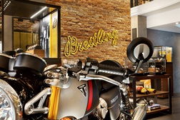 Triumph e Breitling anunciam parceria que resultará numa moto e relógio especial