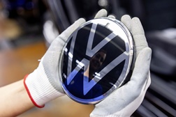 Agora a Volkswagen fabrica o Golf 8 ainda mais depressa que antecessores - Oitava geração do modelo com processo mais eficiente