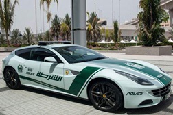 Polícia do Dubai reforça frota de luxo com um Ferrari