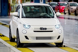 Novo capítulo começa em Mirafiori com o Fiat 500 Hybrid - 5.000 unidades previstas até ao final de 2025