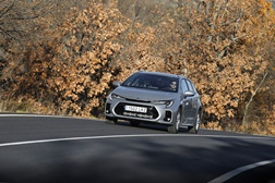 Novo Swace Família híbrida da Suzuki a crescer - Uma berlina familiar com uma motorização de 122 CV