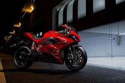 A Energica anuncia desenvolvimento de comandos por voz para a moto