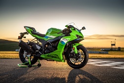 Família Kawasaki Ninja apresenta os primeiros modelos de 2027 - ZX-4R, ZX-4RR, Ninja 500, 500 SE, ZX-6R