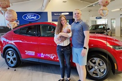 “Born to be Wild” Mãe dá à luz num Ford Mustang Mach-e - Mãe e filho encontram-se bem