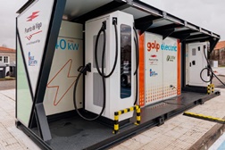 Baterias do Nissan LEAF dão nova vida a sistema de carregamento de veículos elétricos - Doze baterias do Nissan LEAF foram reutilizadas para carregamento rápido de até 240 kW numa zona com restrições da rede elétrica em Espanha