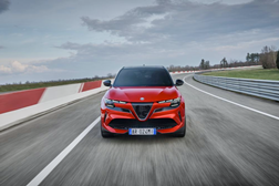 Alfa Romeo Junior VELOCE estreia novo motor  - São 280 CV 100 por cento elétrico com um binário de 345 Nm