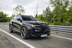 Engenharia da Alfa Romeo revela os segredos da dinâmica de condução do Junior VELOCE 280 - Estreia o novo grupo propulsor elétrico de 280 CV