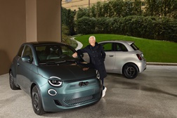 FIAT entrega os dois primeiros 500e Giorgio Armani Collector's Edition a Giorgio Armani - Na abertura da Semana da Moda de Milão de 2025