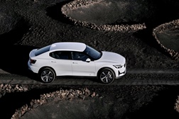 Colaboração artística da Polestar leva à inovação material sustentável - Novo adesivo à base de milho