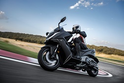 Nova Maxiscooter Kymco AK 550 