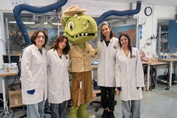 Ser paleontólogo por uma semana? No Dino Parque é possível preparar fósseis com milhões de anos - O voluntariado afirma-se como uma oportunidade de aprendizagem, contacto com a ciência e participação na preservação do património paleontológico