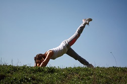 Yoga ao ar livre no relvado do Parque e Palácio de Monserrate