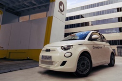 FIAT redefine as regras: recargas em menos de cinco minutos - 1ª estação de troca de baterias da Ample e uma frota de Fiat 500e da Free2move em Madrid