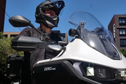 Uma longa viagem pela Austrália de moto elétrica