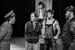Mãe Coragem, de Bertolt Brecht no CCB - Encenação de António Pires, com Maria João Luís