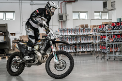 Piloto Graham Jarvis visita fábrica da Gaerne e recebe um presente especial para comemorar 60 anos de actividade da marca italiana: as botas SG.12 Jarvis Edition