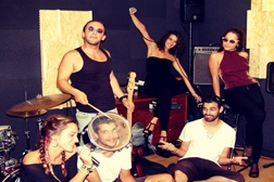 Zuuzaa apresentam single de estreia "Blind by Choice"