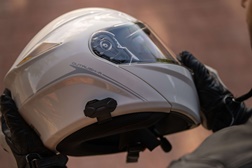 Sena lança capacete Outrush 2 com tecnologia de comunicação ilimitada