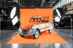 Citroën celebra os 50 anos do 2 CV Spot, a primeira série limitada na história da marca - Concebido em 1974 pelo designer Serge Gevin, o 2 CV Spot seduz pela sua pintura bicolor em Laranja Ténéré e Branco Meije