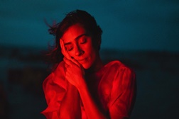 Juliana Linhares apresenta “Até Cansar o Cansaço” em quatro concertos em Portugal