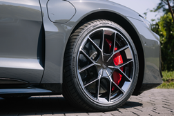 Bridgestone desenvolve o pneu Potenza Sport para novas versões do Audi e-Tron GT - Pneu com 55% de materiais reciclados e renováveis