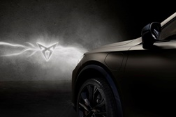 CUPRA atualiza Formentor e Leon com faróis Matrix LED Ultra - E ainda Assistente de Trânsito Cruzado Frontal e a nova cor Dark Void