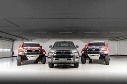 Toyota Hilux de Nasser Al-Attiyah arranca para o Dakar 2021 em primeiro lugar - Quatro Toyota Hilux preparadas pela TOYOTA GAZOO Racing de Africa de Sul