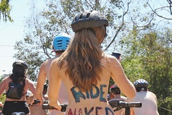 Ciclistas protestam sem roupa na Austrália