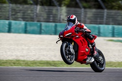 Ducati Panigale V4 S quase de série vence corrida em Itália! - Desporto -  Andar de Moto