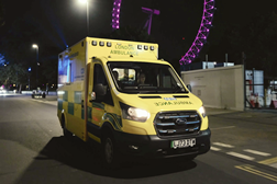 Ambulância elétrica Ford Pro ao serviço dos paramédicos londrinos 24 horas por dia - Uma poupança de 75% em custos com combustível