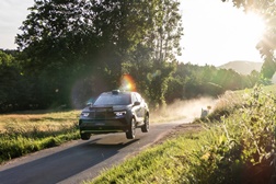 Ioan Lloyd comemora a primeira vitória na ADAC Opel GSE Rally Cup - Claire Schönborn é a segunda mulher a subir ao pódio na Rally Cup