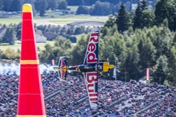 Matt Hall vence pela primeira vez na Red Bull Air Race