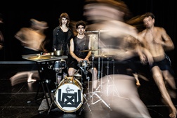 Estreia “Esta Hora de Espanto” a nova criação de Né Barros no Carlos Alberto - Aqui os corpos tentam resistir ao medo e à previsibilidade da catástrofe