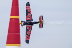 Red Bull Air Race estreia na Ásia com tensão no máximo - Novo duelo de campeões promete animar a 3º etapa