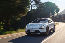 Hertz Portugal reforça frota 100% elétrica com o SUV Coupé Polestar 4 - Aluguer destas viaturas  nos Aeroportos de Lisboa, Porto e Faro, Rua Castilho (Lisboa) e Santa Catarina (Porto) 