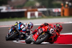 Mundial de SBK 2025 – Cremona:  Bulega domina em casa