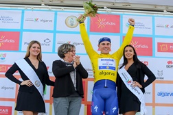 Fabio Jakobsen sprinta para a amarela em Lagos