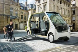 Toyota vai fornecer soluções inclusivas de mobilidade elétrica para todos em Paris 2024 - São o e-puller e o Accessible People Mover (APM) este produzido em Portugal