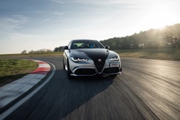 Stellantis transforma o Caramulo Motorfestival 2026  - Alfa Romeo, patrocinador oficial do evento, estreia em Portugal o Giulia Quadrifoglio Luna Rossa