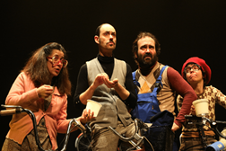 A Peça (Em 4 Turnos) sobe aos palcos para celebrar 25 de Abril - Peripécia Teatro volta a apresentar espetáculo coproduzido com o Teatro de Vila Real