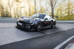 Porsche alcança novo recorde com volta em 6:43.300 minutos - Lars Kern, ao volante do 911 GT2 RS com 515 kW (700 cv)