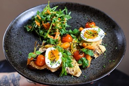 Monarca: o Brunch Bar do Porto onde a honestidade e o sabor são reis