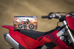 Ducati e LEGO juntam-se para recriar a nova Desmo450 MX Factory em formato Technic