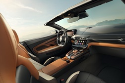 Q by Aston Martin celebra 60 anos do volante com edições exclusivas de aniversário - No DB12 e no Vanquish Volante, numa edição limitada a 60 exemplares para cada modelo